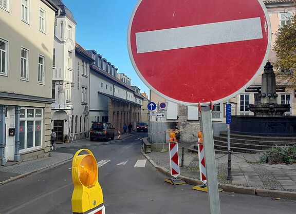 Keine Einfahrt! Ein Verkehrsschild behindert an einer Baustelle den Radverkehr.