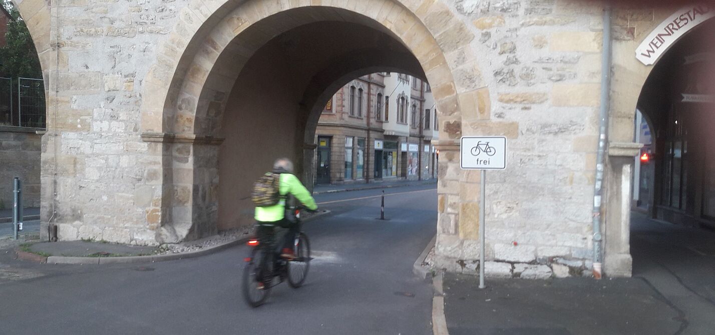 Nikolaitor Radfahrer fährt durch das Nikolaitor