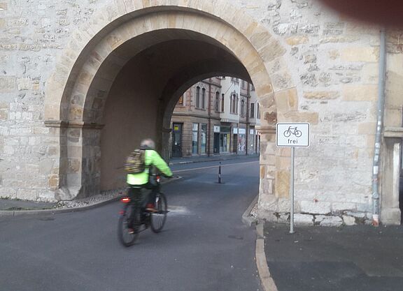 Nikolaitor Radfahrer fährt durch das Nikolaitor