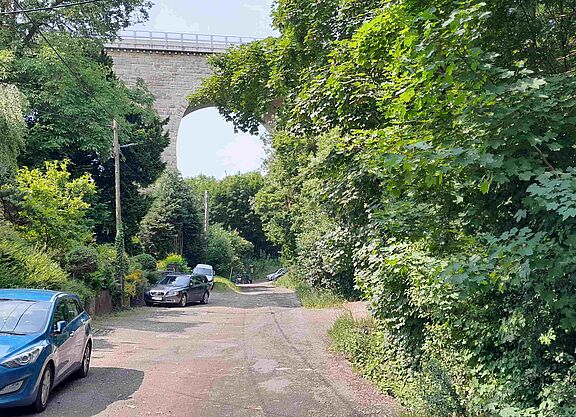 Karolinenstraße Oberhalb der Autobahnbrücke besitzt die Karolinenstraße zur Zeit noch nicht einmal schadhaften Asphalt.