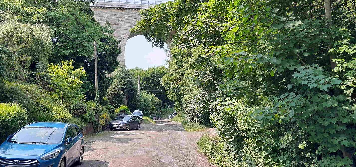 Karolinenstraße Oberhalb der Autobahnbrücke besitzt die Karolinenstraße zur Zeit noch nicht einmal schadhaften Asphalt.