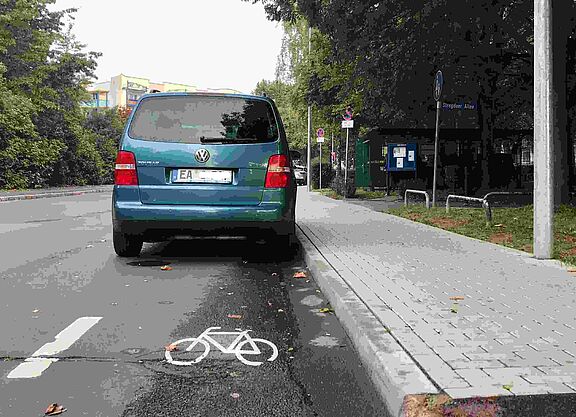 Gute Ansätze werden leider noch nicht zu Ende geführt. Der Radschutzstreifen endet kurz vor einem parkenden Auto.