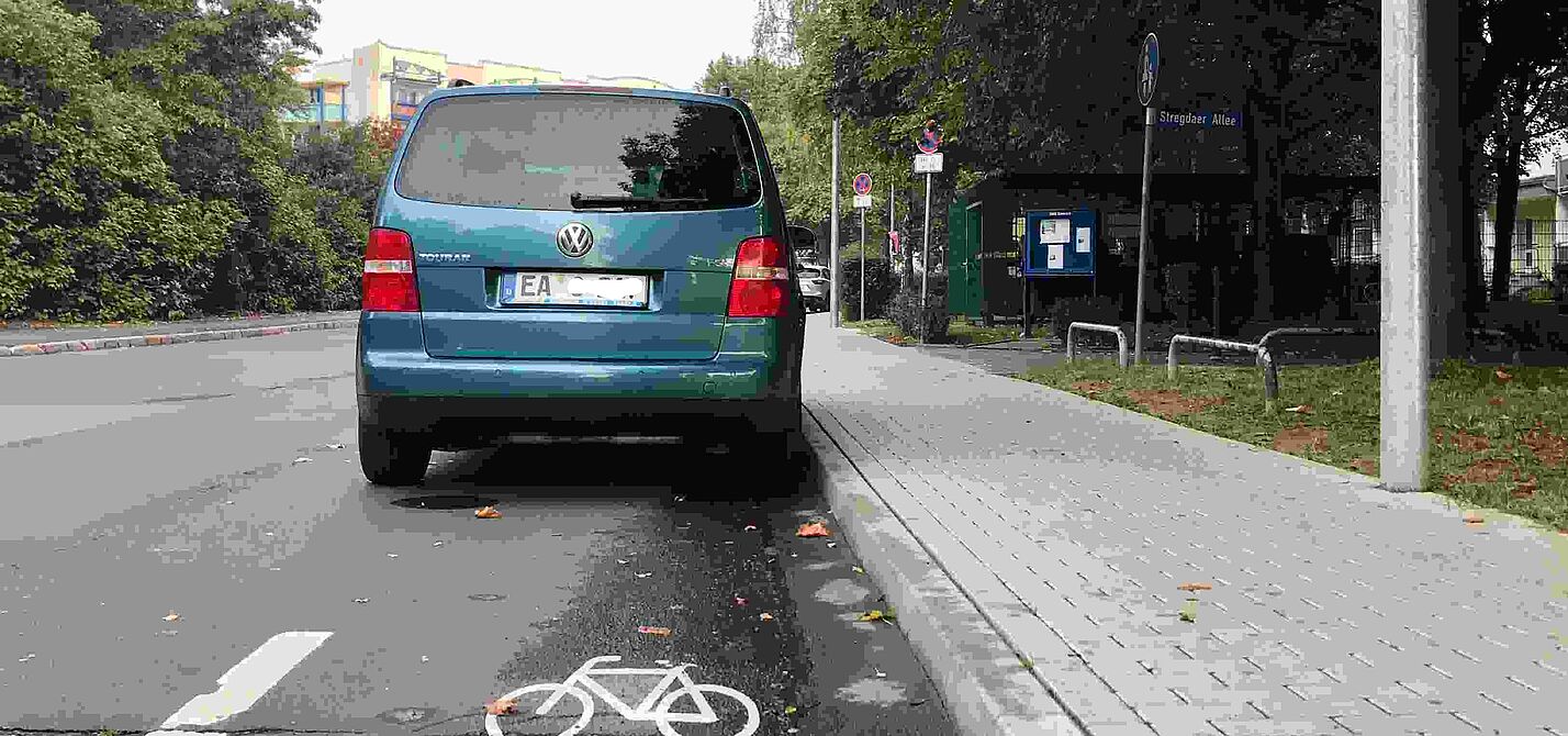 Gute Ansätze werden leider noch nicht zu Ende geführt. Der Radschutzstreifen endet kurz vor einem parkenden Auto.