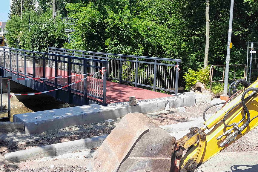 Mühlgrabenbrücke So schnell kann es gehen: Die neue Radbrücke ist bereits an Ort und Stelle.