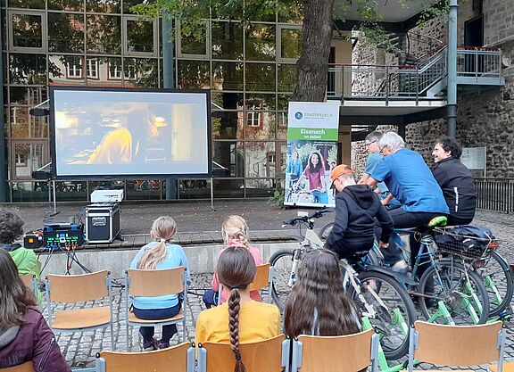Fahrradkino in Eisenach Im Hof des Martin-Luther-Gymnasiums präsentierte der ADFC-Erfurt das Fahrradkino