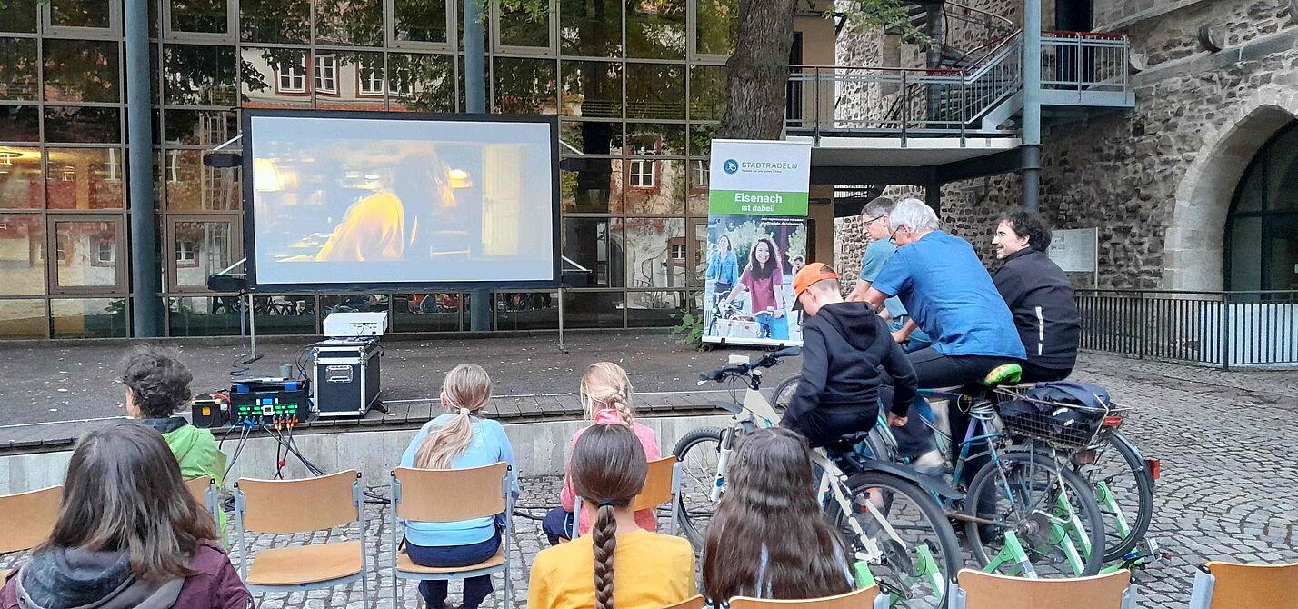 Fahrradkino in Eisenach Im Hof des Martin-Luther-Gymnasiums präsentierte der ADFC-Erfurt das Fahrradkino