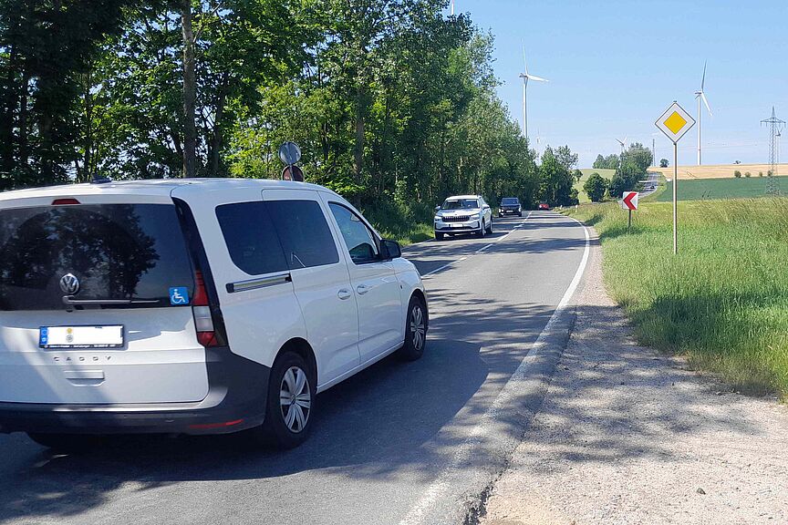 Neukirchen Zwischen Neukirchen und dem Abzweig gefährdet der Auto- und Lkw-Verkehr die Radfahrer.