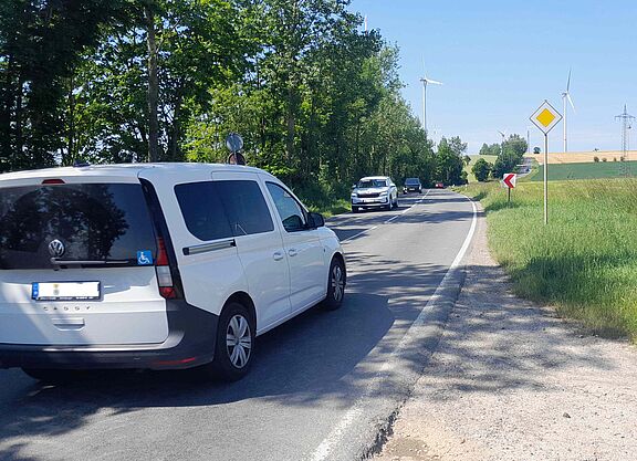 Neukirchen Zwischen Neukirchen und dem Abzweig gefährdet der Auto- und Lkw-Verkehr die Radfahrer.