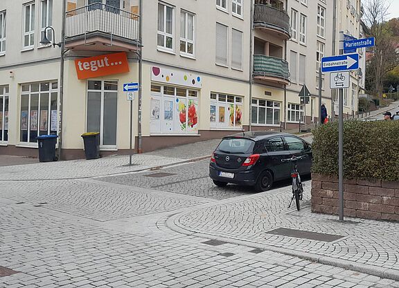 Marienstraße Einbahnstraßenschilder in der Marienstraße mit "Fahrräder frei".