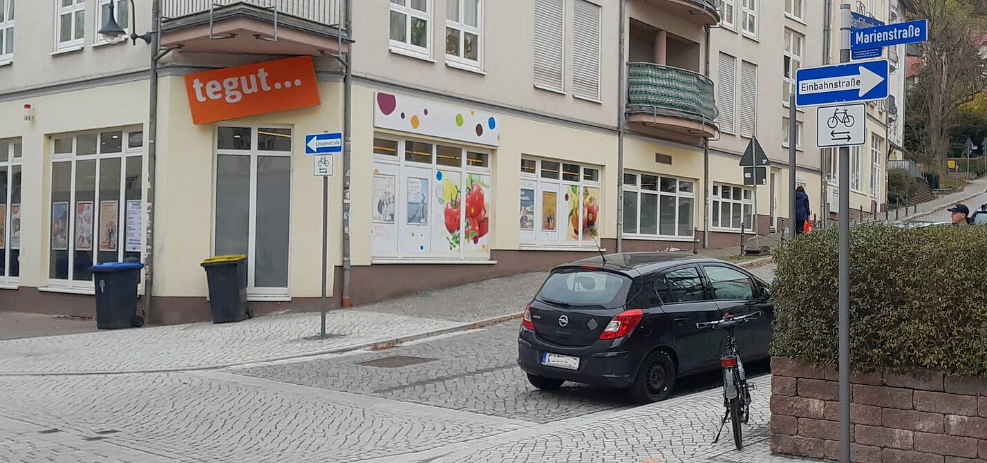 Marienstraße Einbahnstraßenschilder in der Marienstraße mit "Fahrräder frei".