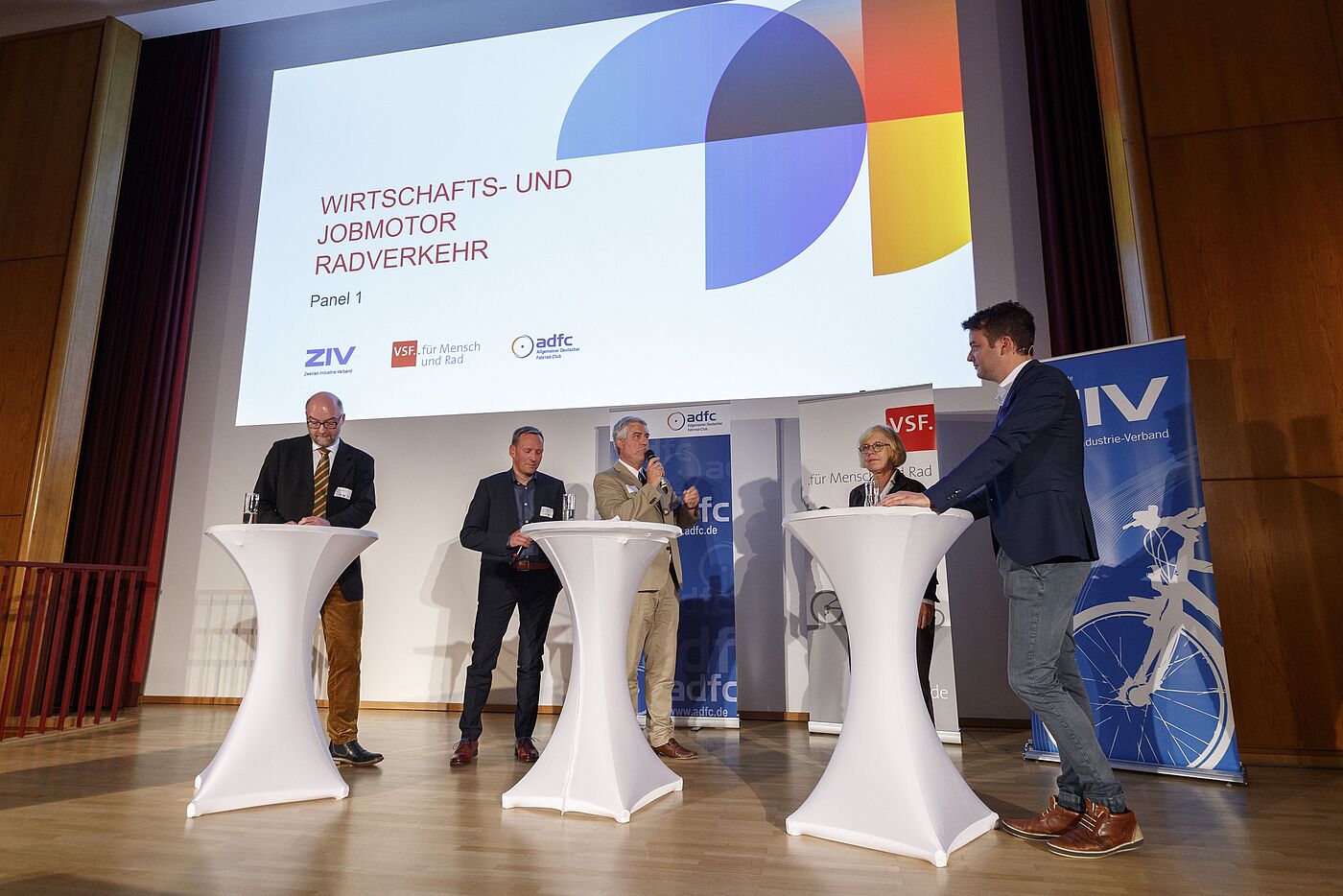 Diskussionsrunde zum Panel 1 Wirtschafts- und Jobmotor Radverkehr: Carsten Hansen (BIEK), Thorsten Larschow (Rad & Tour), Bernhard Lange (Paul Lange & Co.), Ulrike Saade (Velokonzept) und Moderator Seibert-Daiker.