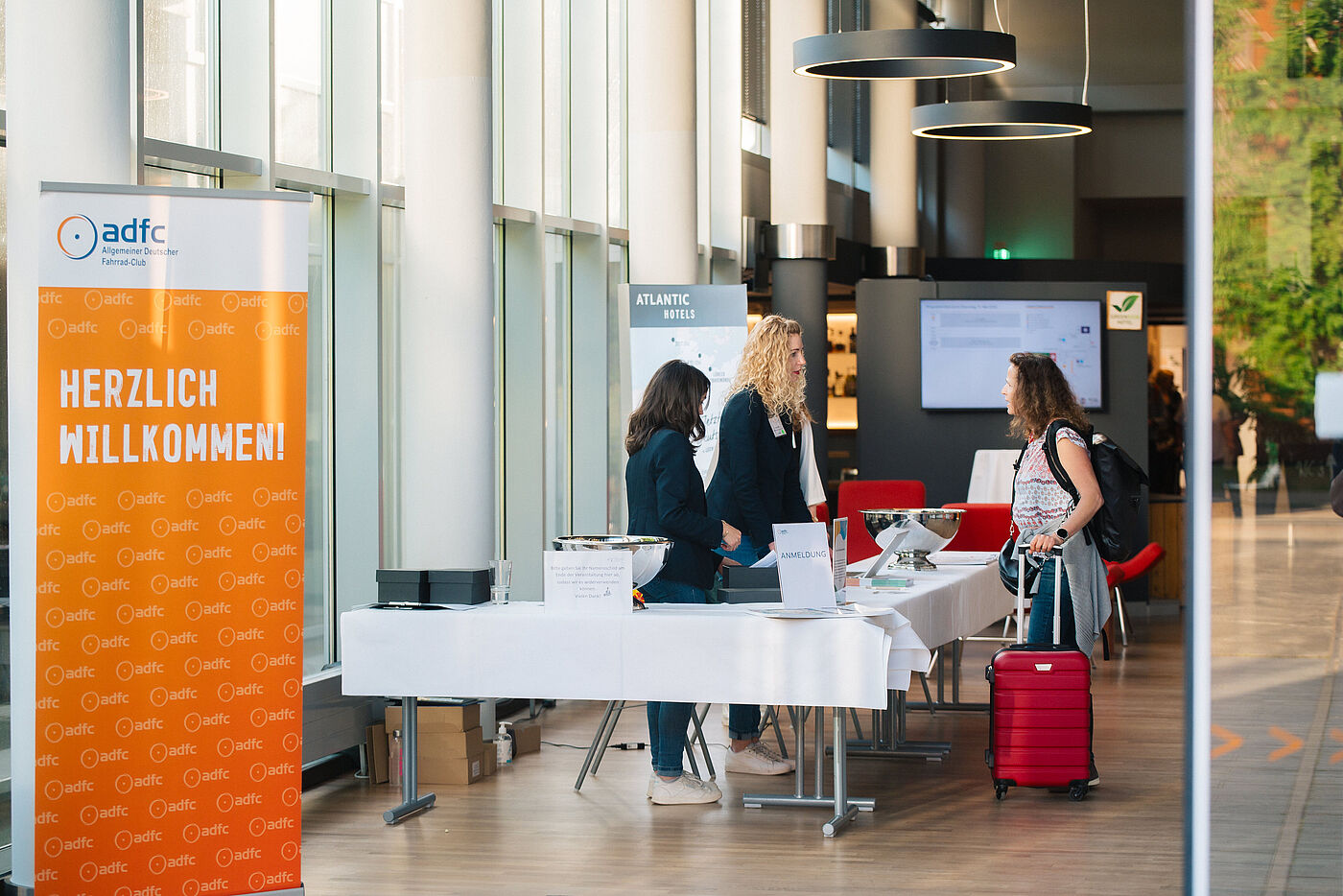 Tisch mit Anmeldung für Radtourismuskongress und drei Personen