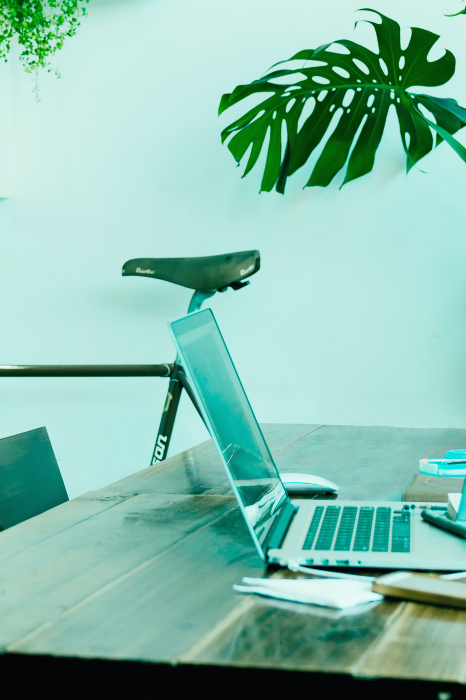 Symbolbild für Büro mit Laptop und Fahrrad