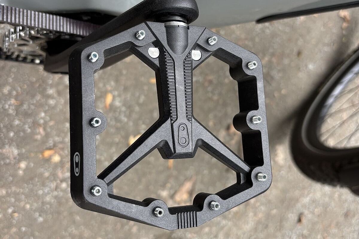 Pedal Großaufnahme eines Pedals mit Pins, kleinen Schrauben, die sich in die Schuhsohle bohren.