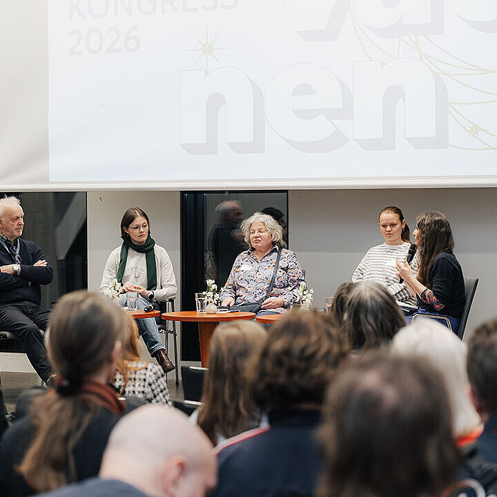 Fünf Personen sitzen auf einer Bühne und sprechen in einer Podiumsdiskussion auf dem ADFC Kongress 2026, während das Publikum zuhört.