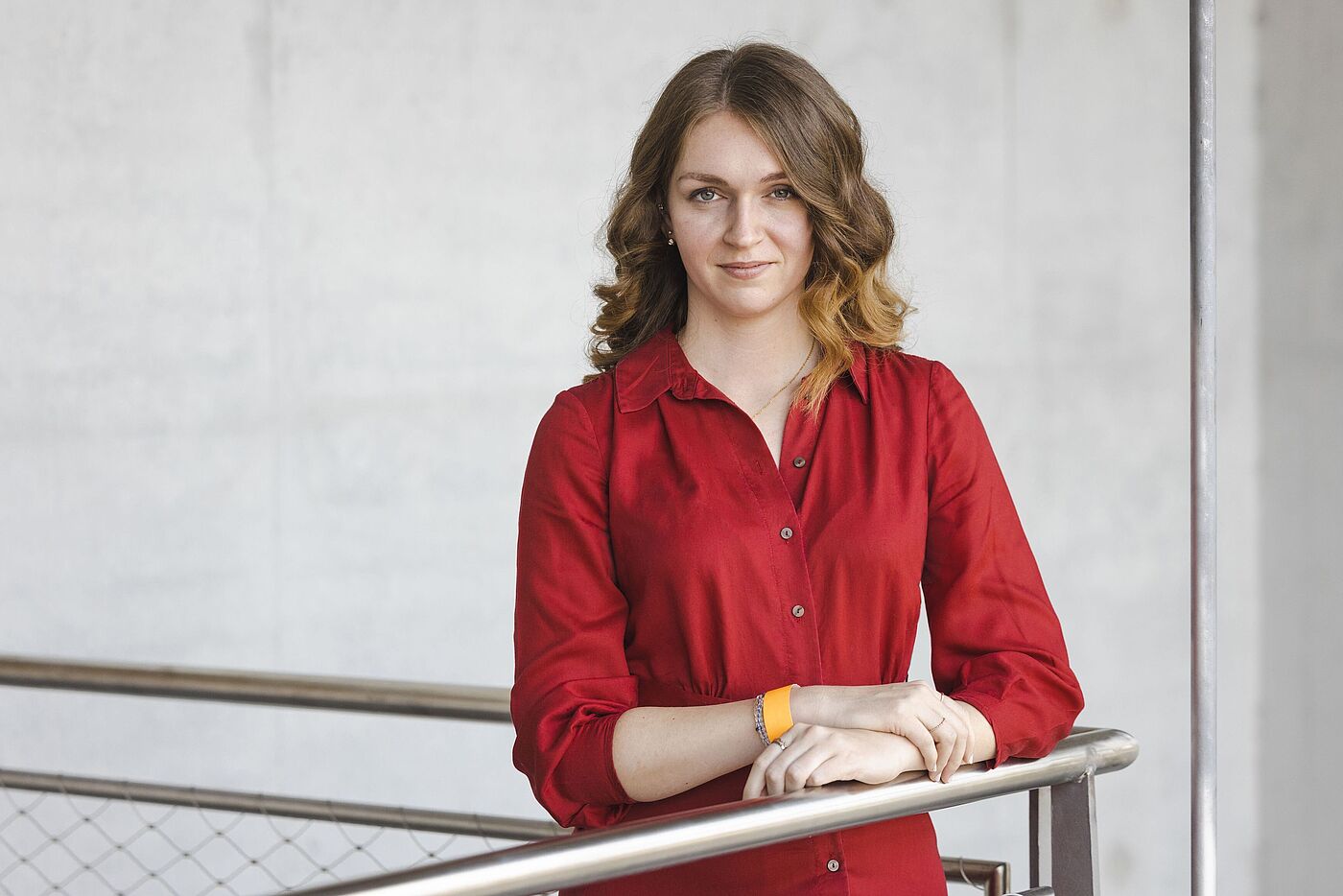 Portrait von der ADFC-Bundesvorsitzenden Rebecca Peters vor grauem Hintergrund.  