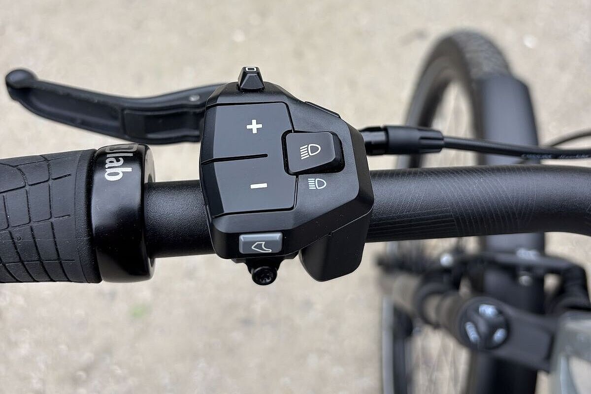 Lenkertasten Großaufnahme einer neben dem linken Griff montierten Fernbedienung des Motors.