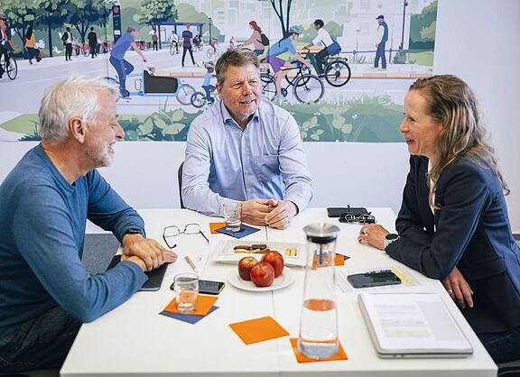 Frank Masurat, Dr. Joachim Lohse und Dr. Caroline Lodemann (v. l. n. r.) diskutieren die ADFC-Vision Fahrradland-Plus.