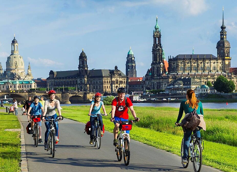 Radreisende auf dem Elberadweg Radreisende auf dem Elberadweg