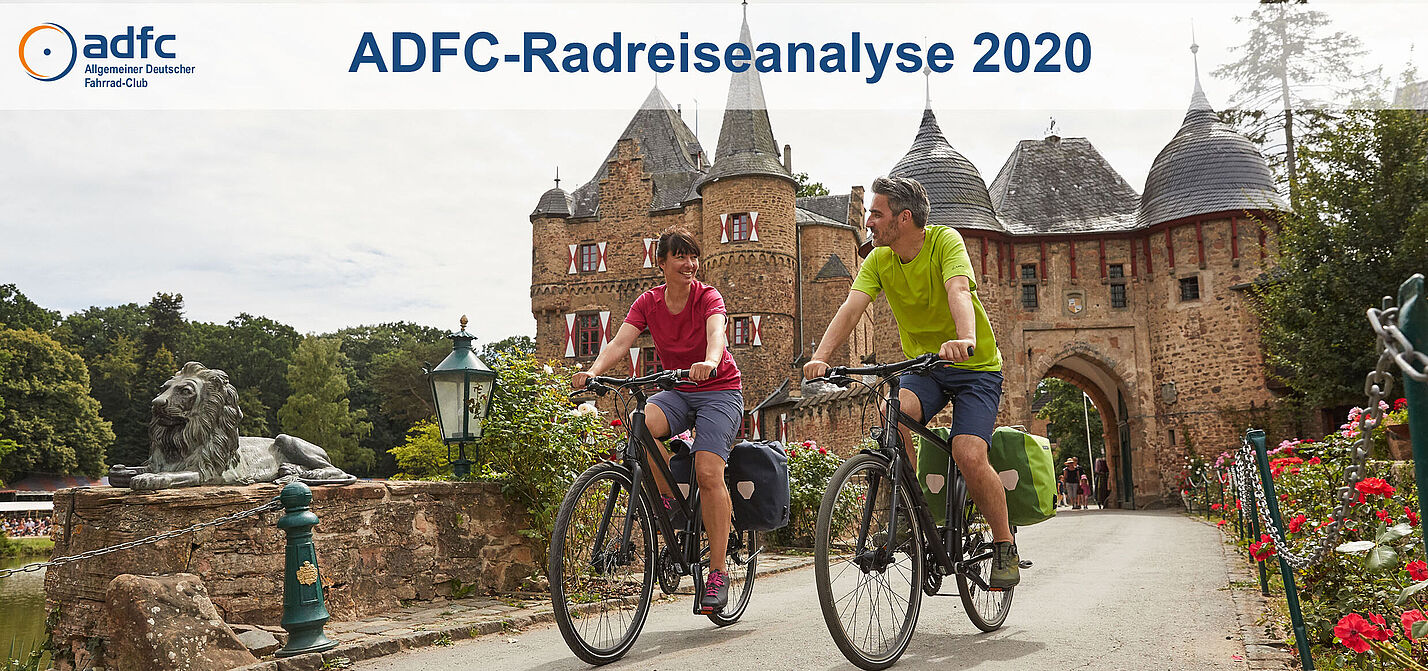 Radreiseanalyse 2020 Mann und Frau fahren vor einer Burg Rad
