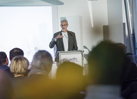 Der ADFC-Bundesvorsitzende Frank Masuart betonte auf dem Einweihungsempfang der neuen Räume der ADFC-Bundesgeschäftsstelle, das enorme Potenzial, dass der Radverkehr in Deutschland für den gesellschaftlichen Zusammenhalt habe. 