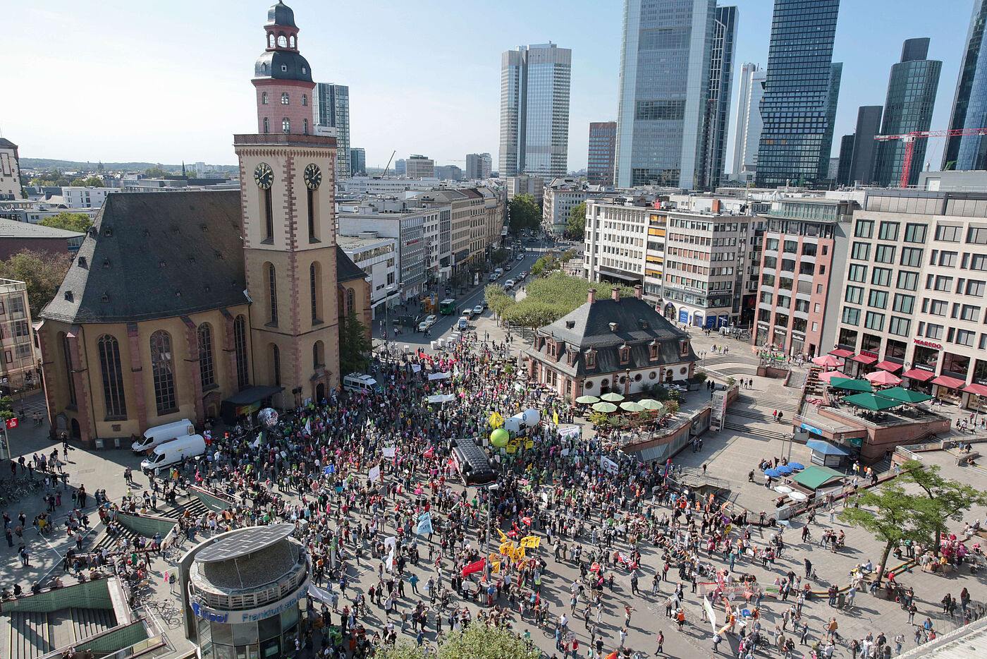Unter dem Motto „Raus aus dem Verbrennungsmotor – Verkehrswende jetzt!“ haben am 14. September 2019 rund 25.000 Menschen mit einer Fahrrad-Sternfahrt und Demos in Frankfurt vor den Toren der Internationalen Automobil-Ausstellung (IAA) protestiert.