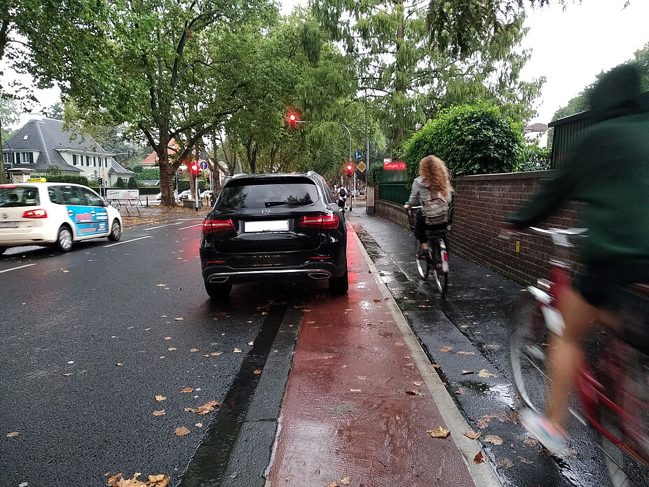 Es gibt kein schlechtes Wetter, nur schlechte Infrastruktur Foto von einem Auto parkend auf einem Radweg