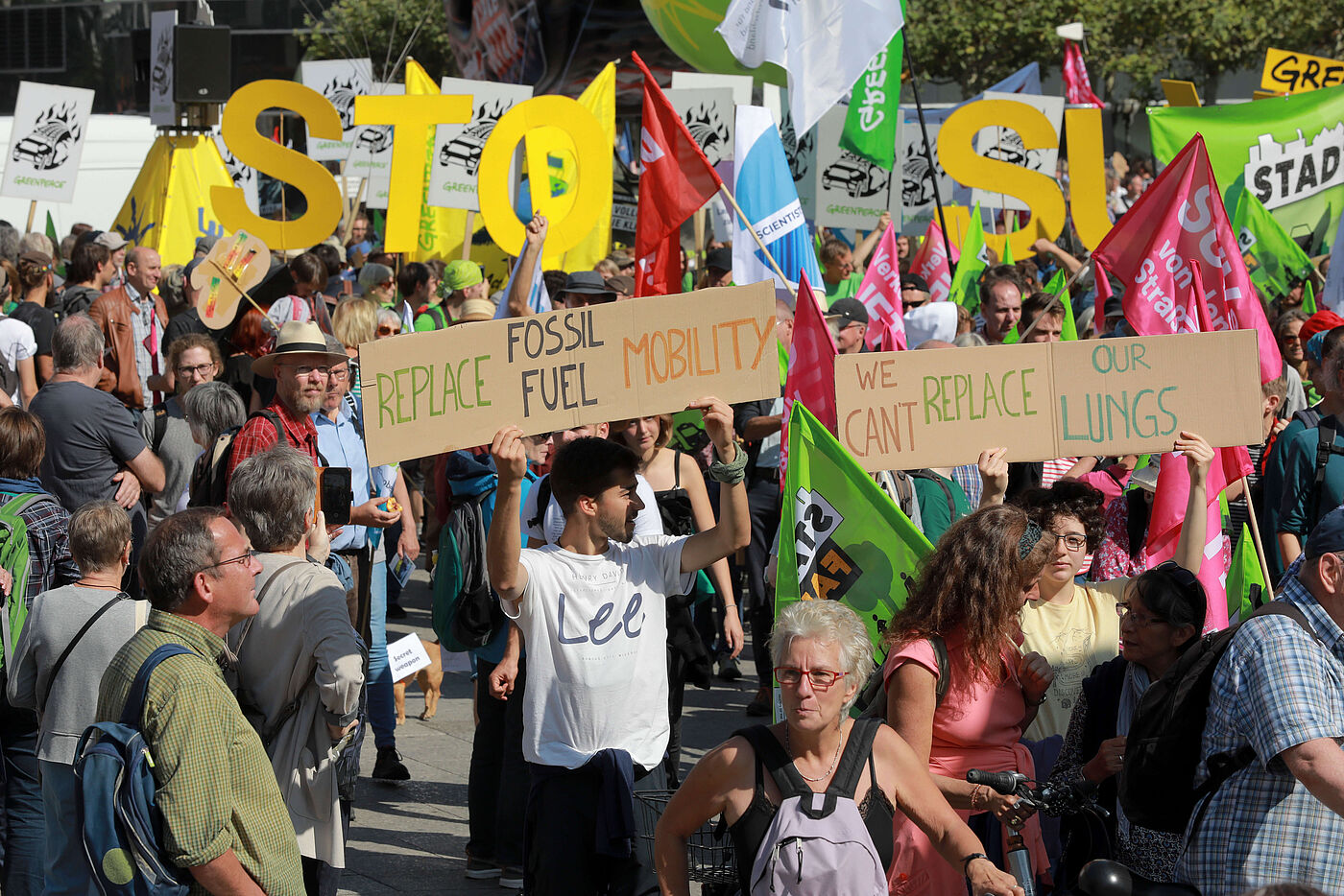 Unter dem Motto „Raus aus dem Verbrennungsmotor – Verkehrswende jetzt!“ haben am 14. September 2019 rund 25.000 Menschen mit einer Fahrrad-Sternfahrt und Demos in Frankfurt vor den Toren der Internationalen Automobil-Ausstellung (IAA) protestiert.