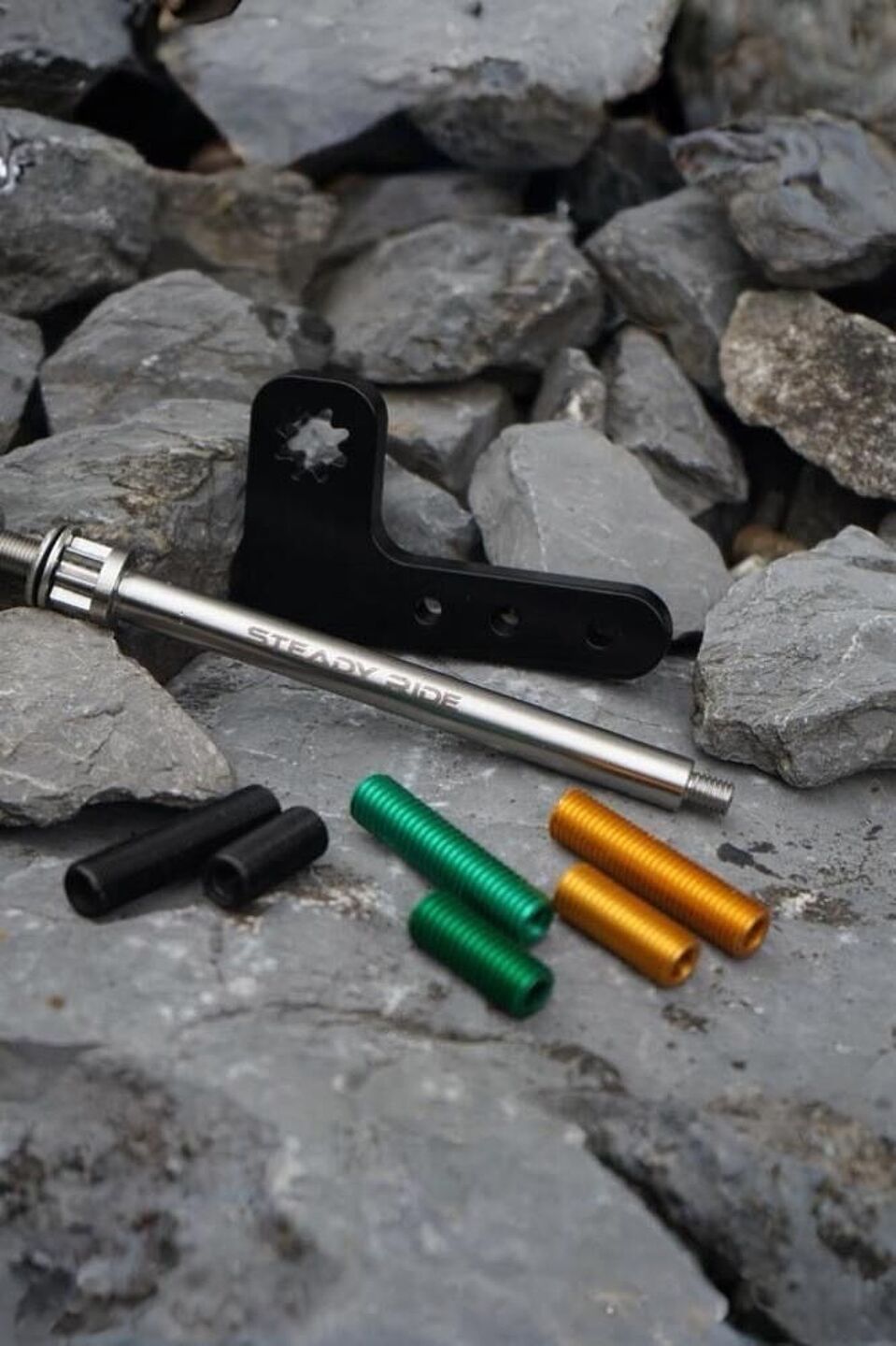 Steady Eine Steckachse für Fahrräder auf einem Fels liegend.