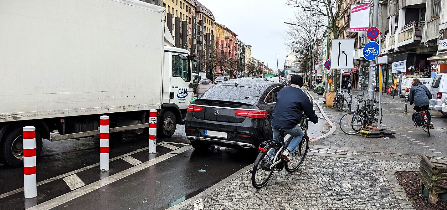 Zugeparkte Radwege tragen dazu bei, dass sich viele Radfahrende unsicher fühlen. Zugeparkte Radwege tragen dazu bei, dass sich viele Radfahrende unsicher fühlen.