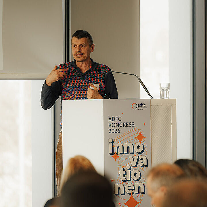 Prof. Dr. Thomas Scheffer spricht am Rednerpult des ADFC Kongress 2026 und gestikuliert mit den Händen, während das Publikum zuhört.
