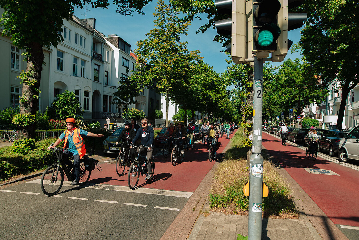 rot markierte, breite Radwege in Bremen
