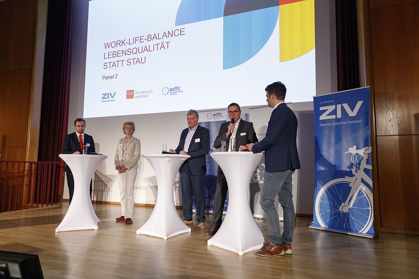 Diskussionsrunde zum Panel 2 Work-Life-Balance/Lebensqualität statt Stau: Dirk Wetzel (Tourismus-Marketing Brandenburg), Dr. Susanna Wiegand (Deutsche Adipositas Gesellschaft), Dr. Claus Doll (ISI), Ulrich Syberg (ADFC-Bundesvorsitzender) und Moderator Seibert-Daiker (v.l.n.r.).