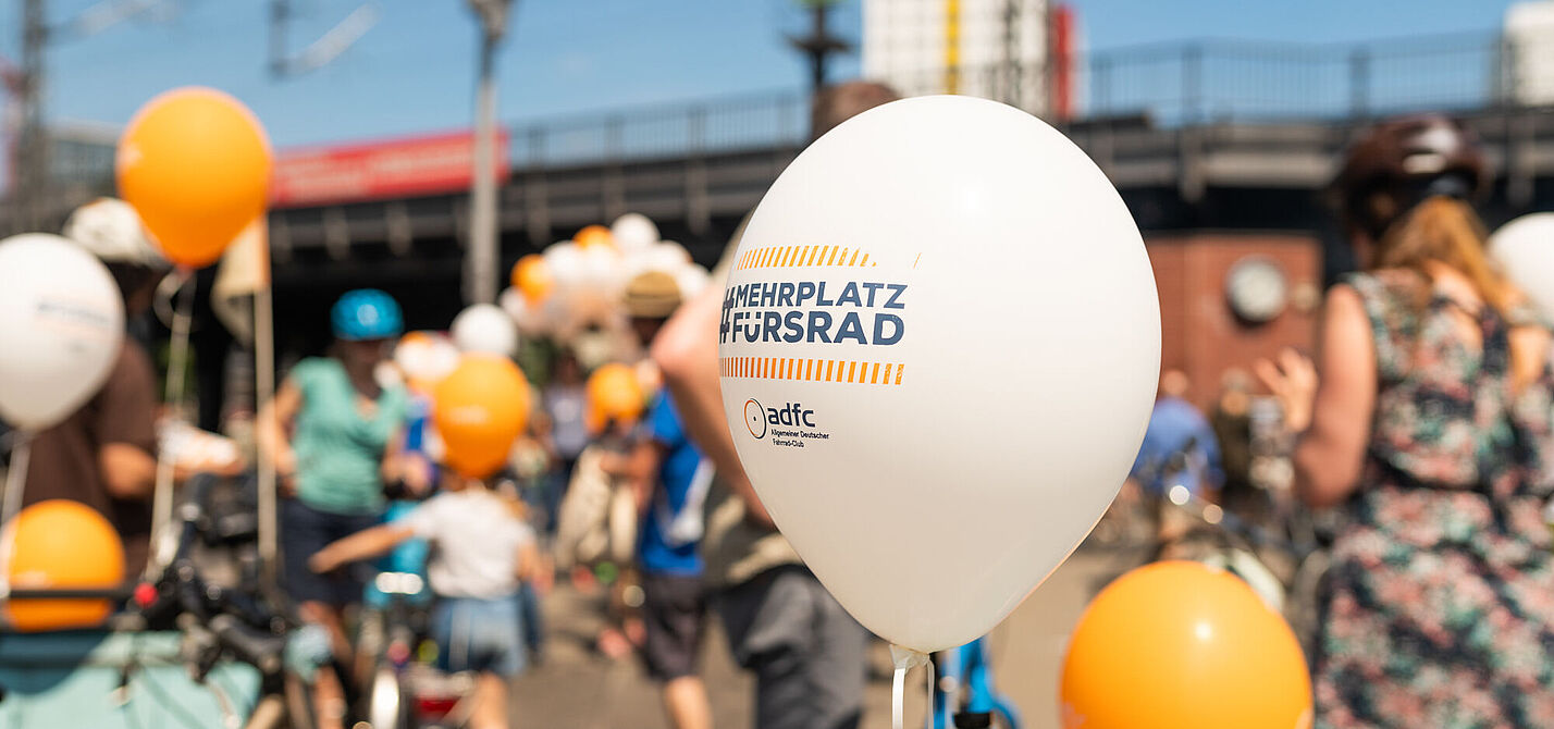 Ballons bei der Sternfahrt Berlin Ballons mit ADFC Kampagnenmotiv Mehr Platz fürs Rad