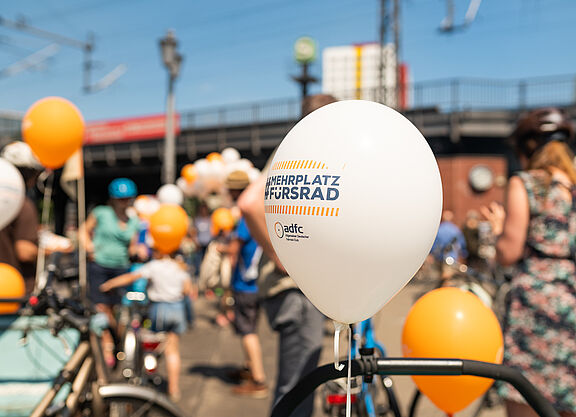 Ballons bei der Sternfahrt Berlin Ballons mit ADFC Kampagnenmotiv Mehr Platz fürs Rad