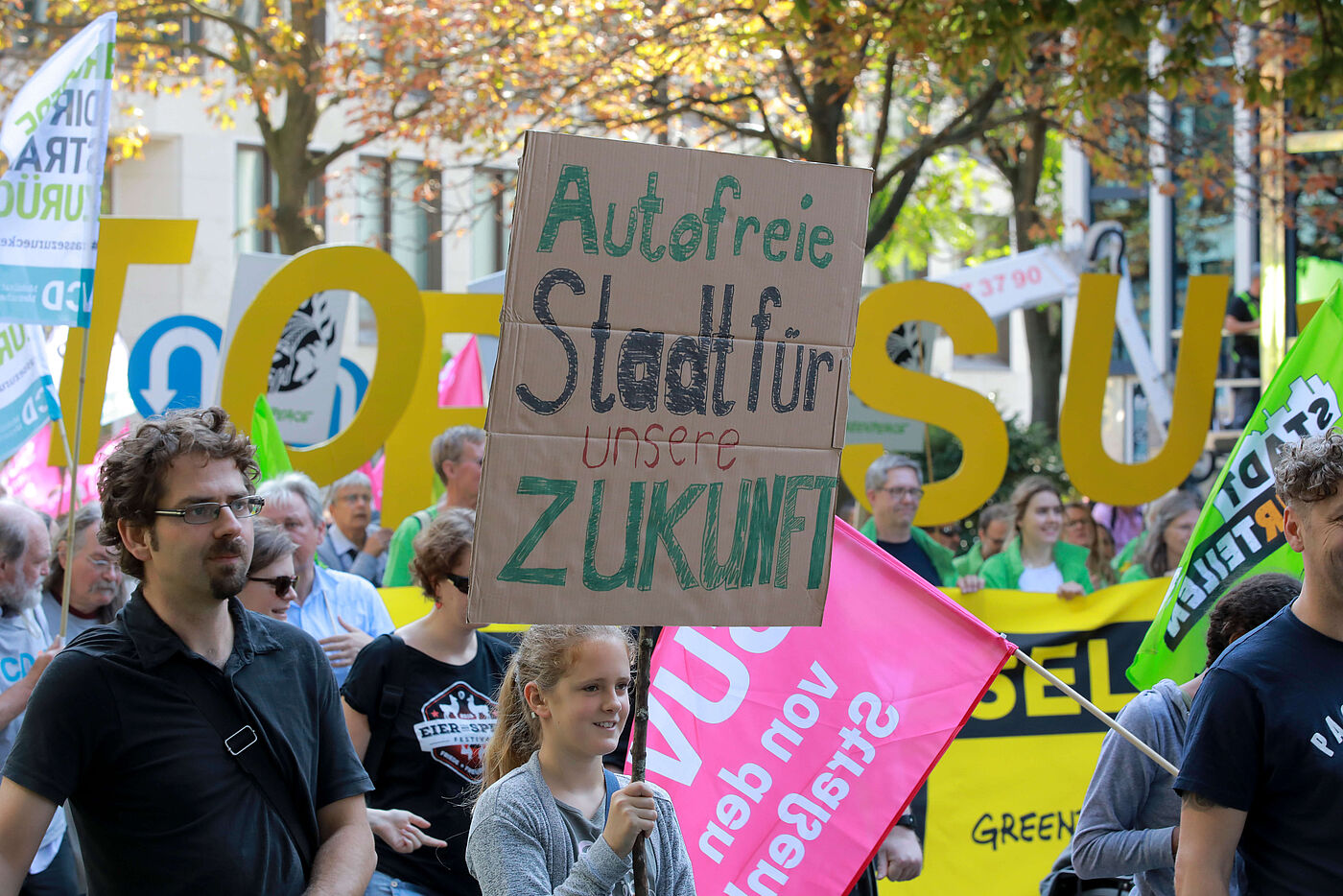 Unter dem Motto „Raus aus dem Verbrennungsmotor – Verkehrswende jetzt!“ haben am 14. September 2019 rund 25.000 Menschen mit einer Fahrrad-Sternfahrt und Demos in Frankfurt vor den Toren der Internationalen Automobil-Ausstellung (IAA) protestiert.