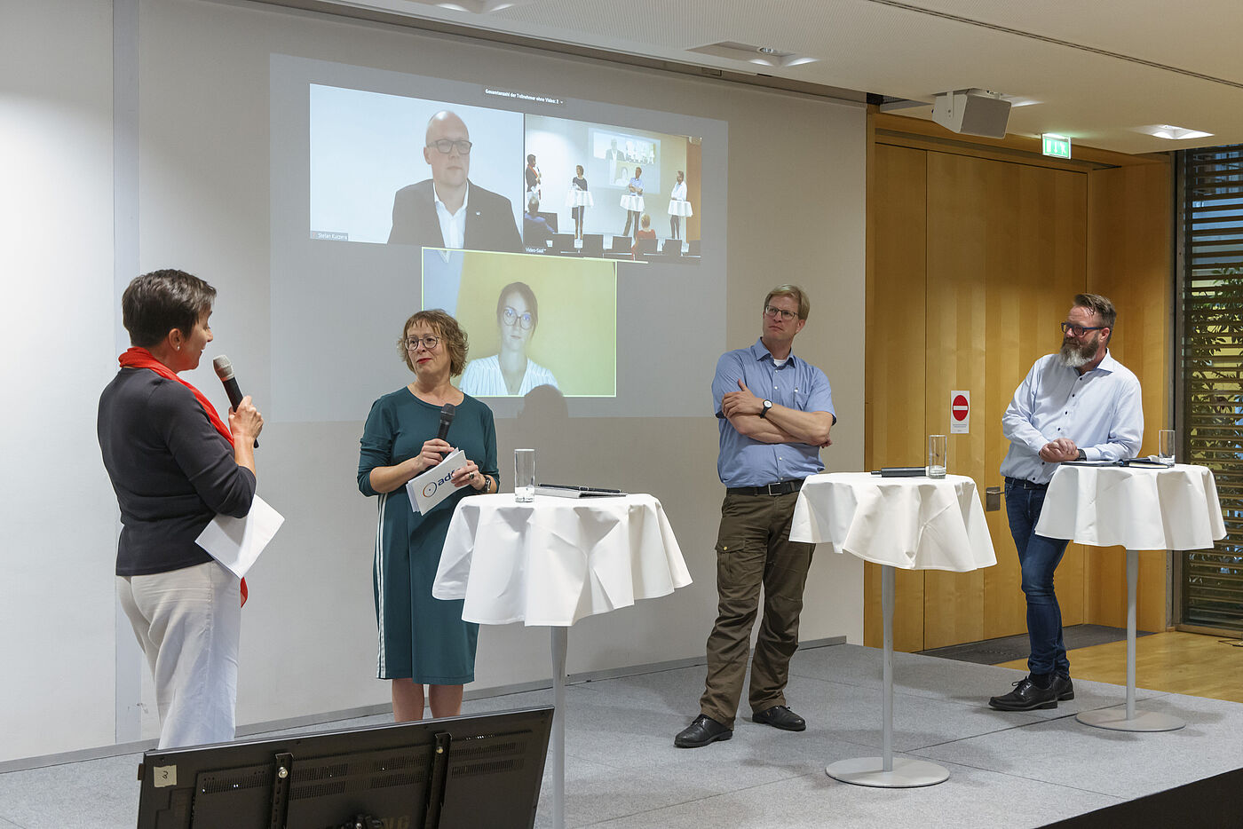Im Bild (v.l.n.r.): Dagmar Thume (Fahrradaktivistin), Hanna Gersmann (Journalistin), Stefan Kuczera (REgionalverbund Ruhr RVR), Rebecca Peters (ADFC-Bundesvorstand), Felix Weisbrich (Berliner Bezirksamt Friedrichshain-Kreuzberg), Claus Ruhe Madsen (Oberbürgermeister von Rostock)