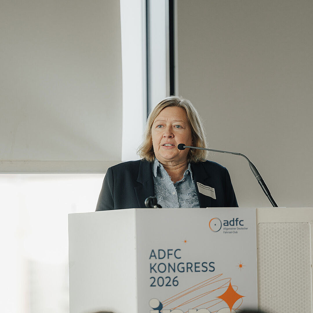 Dr. Sandra Vorlová steht am Rednerpult und spricht in ein Mikrofon. Auf dem Pult steht das Logo des ADFC und der Hinweis auf den ADFC-Kongress 2026.