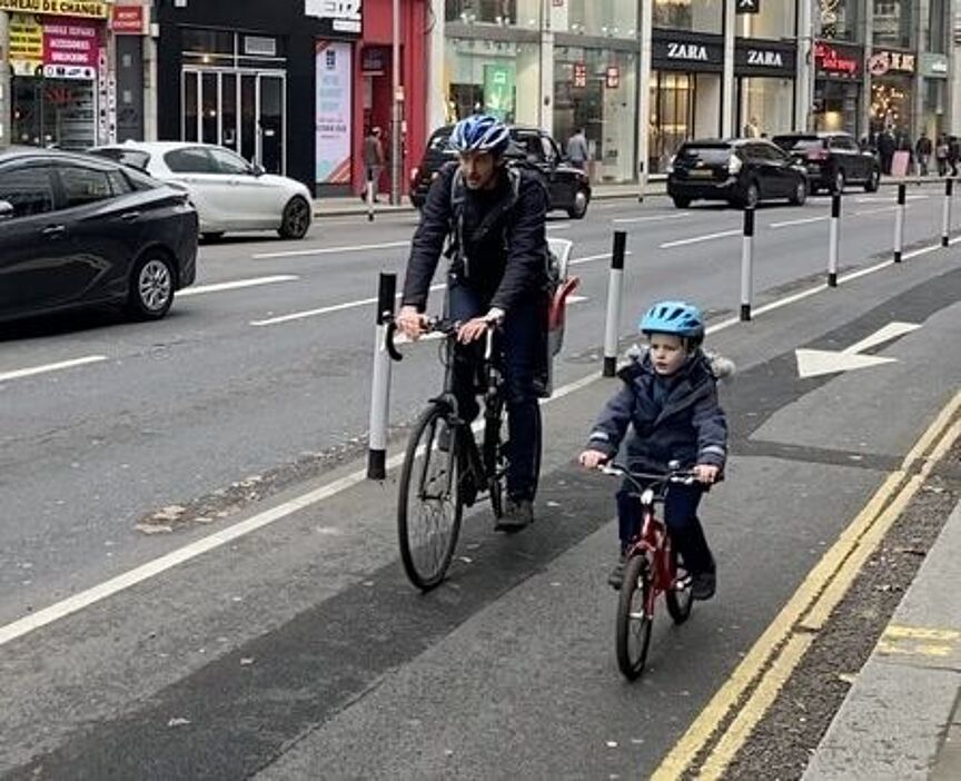 London_Alltag__c__London_Cycling_Campaign Mann und Kind fahren Rad auf einem geschützen Radweg in London