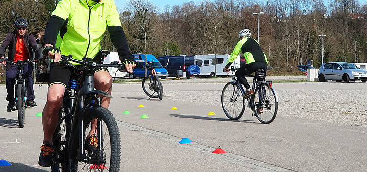 Fahrradparcour ADFC Radfahrschule Fahrradparcour mit farbigen Kegeln und Radfahrer