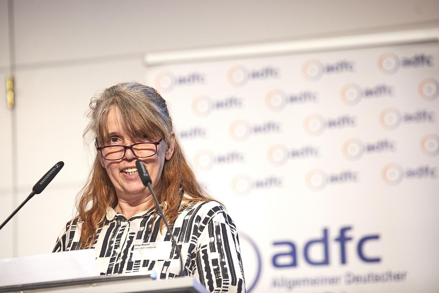 45. ADFC-Bundeshauptversammlung 2025 Die stellvertretende BHV‑Vorsitzende Antje Wagner am Rednerpult.