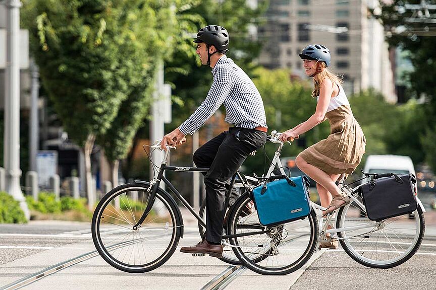 In der Stadt mit dem Rad zur Arbeit In der Stadt mit dem Rad zur Arbeit