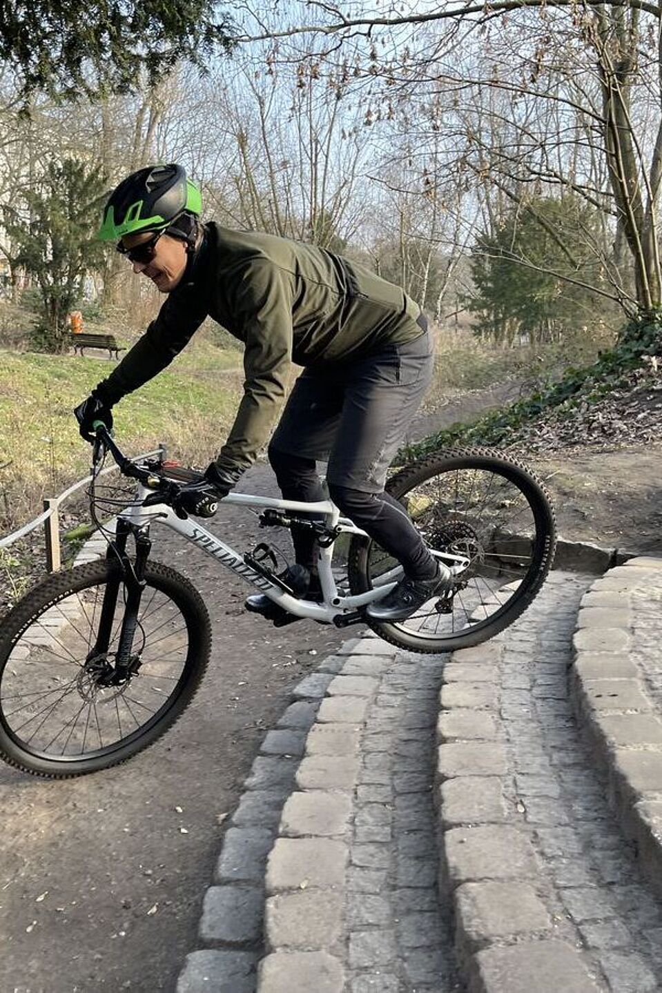 Treppe Ein Mountainbiker fährt eine Treppe herunter.