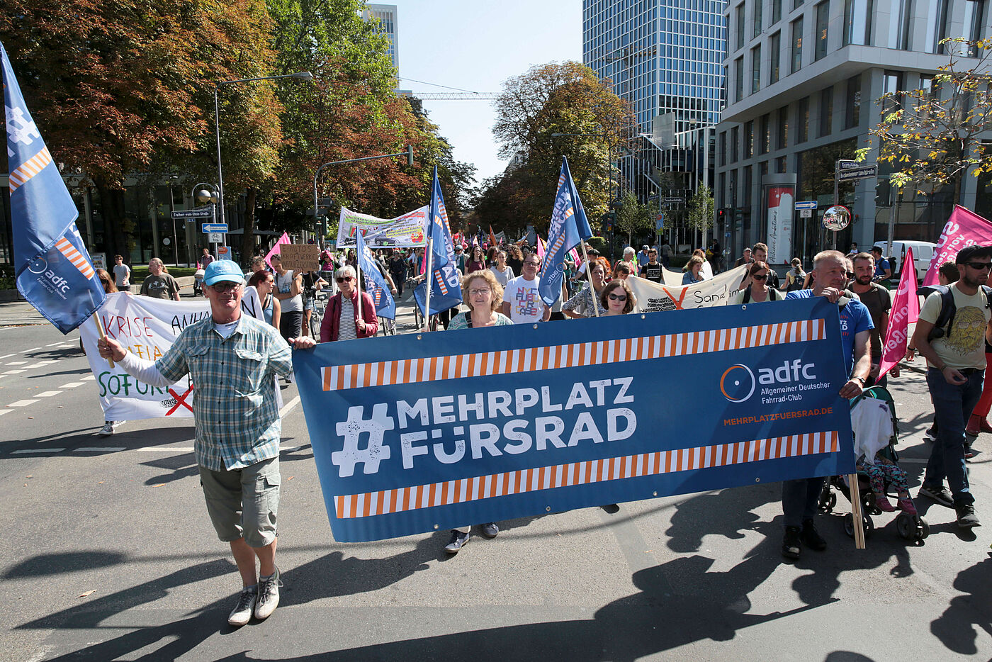 IAA-Demo in Frankfurt: Der ADFC fordert #MehrPlatzFürsRad.