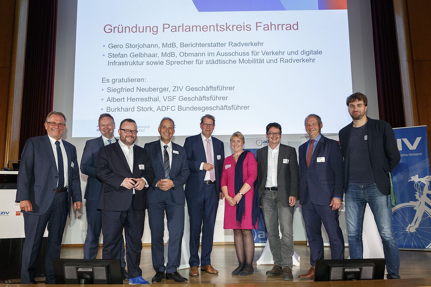 Gründung des Parlamentskreises Fahrrad am 10.10.2018 in Berlin: Die ersten Mitglieder und Gratulanten.