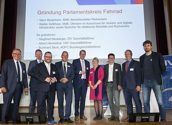 Gründung des Parlamentskreises Fahrrad am 10.10.2018 in Berlin: Die ersten Mitglieder und Gratulanten.