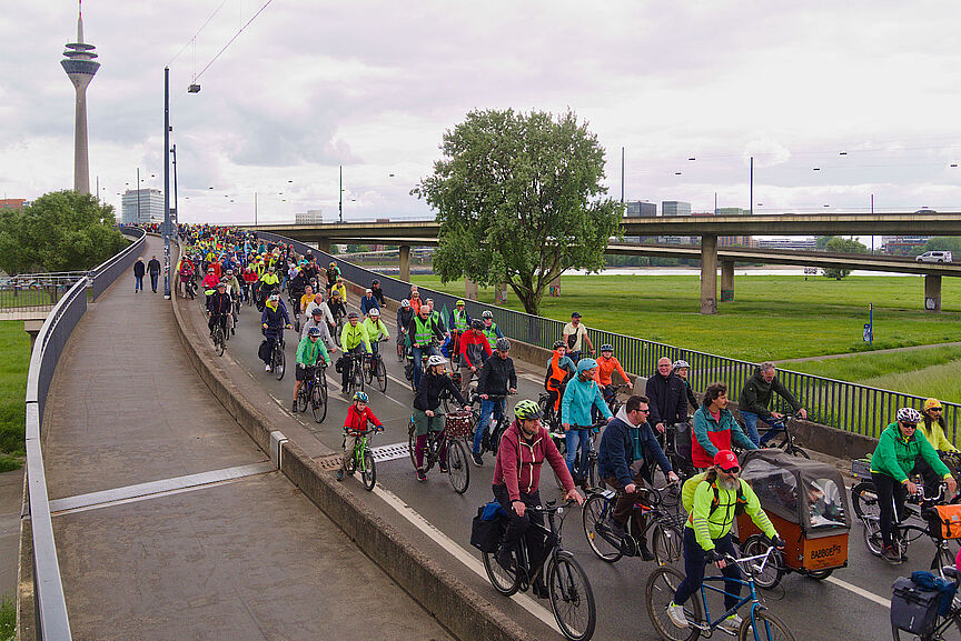 ADFC-Fahrrad-Sternfahrt NRW Viele Radfahrende fahren auf einer Brücke.