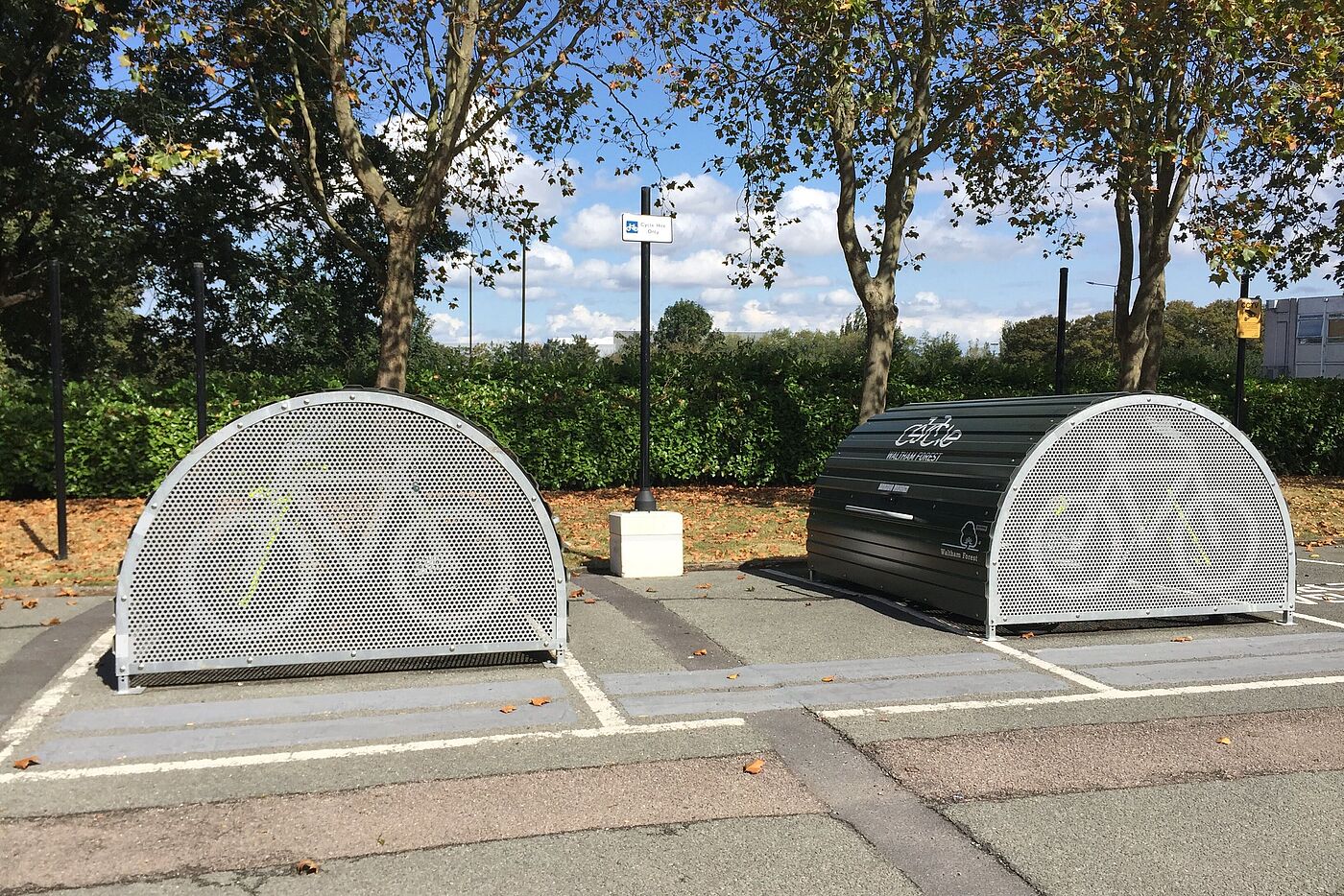 Mini-Hollands in London: Autoparkplätze weichen sogenannten Fahrradhangars.