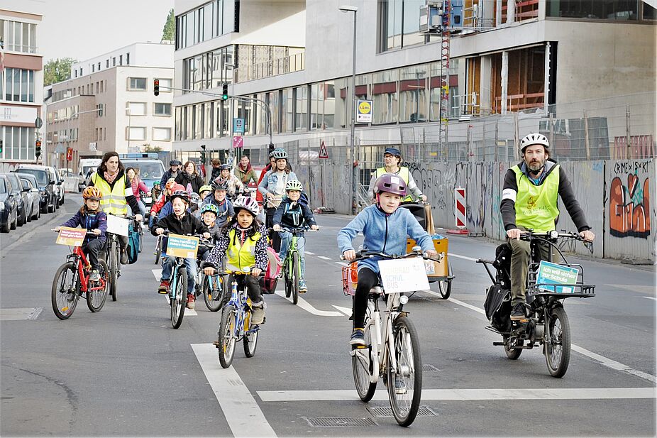 Eine Fahrradbus-Aktion in Berlin: Kinder und Eltern fahren gemeinsam in der Gruppe auf der Straße.