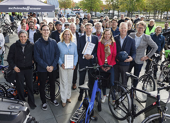 Bundestagsvizepräsidentin Andrea Lindholz und Teilnehmende der Parlamentarischen Radtour.